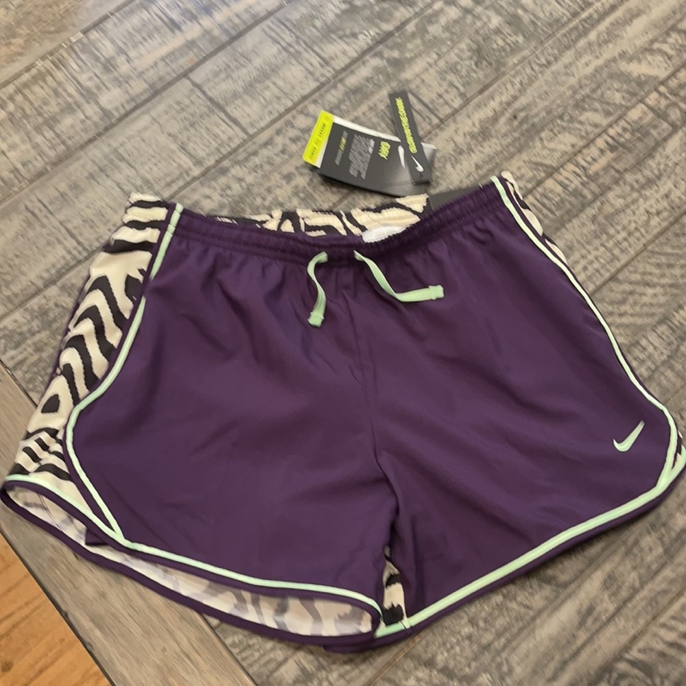 💜NWT Nike Girls Glow in the dark 4”  Built In compression Run shorts💜